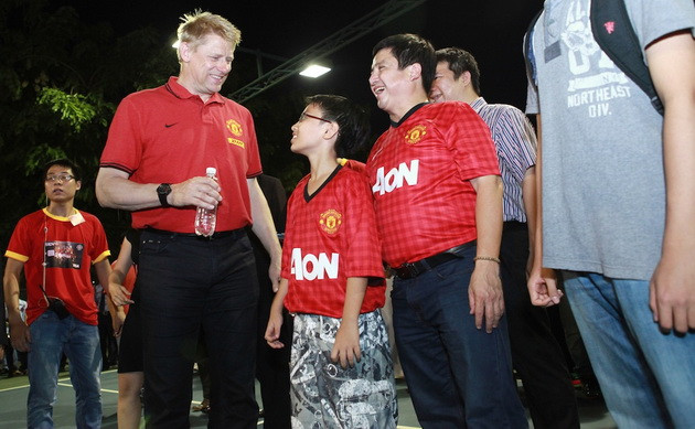 Cận cảnh Schmeichel giao lưu với người hâm mộ VN ảnh 4