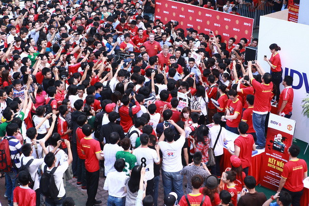 Cận cảnh Schmeichel giao lưu với người hâm mộ VN ảnh 1