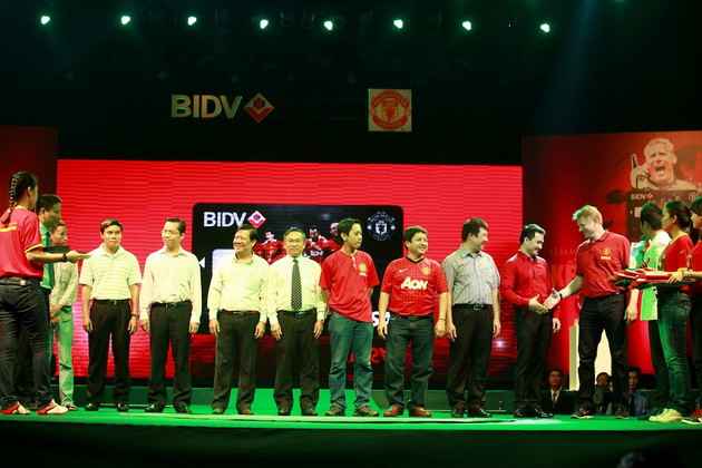 Cận cảnh Schmeichel giao lưu với người hâm mộ VN ảnh 6