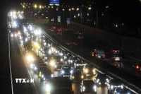Ba hàng ô tô di chuyển chậm tại tuyến cao tốc Pháp Vân - Cầu Giẽ theo hướng vào trung tâm Hà Nội (ảnh chụp lúc hơn 22h30). (Ảnh: Phạm Kiên/TTXVN)