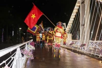 Trình diễn đi cà kheo tại lễ khai trương Phố đi bộ Nam Hòa (phường Phố Hiến). (Ảnh: Nguyễn Công Hải/TTXVN)