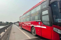 Vụ tai nạn khiến Quốc lộ 1 qua Quảng Bình tắc gần 1km. (Nguồn: Báo Lao Động)
