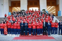 Thủ tướng Phạm Minh Chính với các vận động viên, huấn luyện viên và các chuyên gia Đoàn thể thao Việt Nam tham dự SEA Games 33. (Ảnh: Dương Giang/TTXVN)