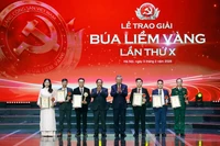 Tổng Bí thư Tô Lâm và Thủ tướng Phạm Minh Chính trao giải A Búa liềm vàng lần thứ X cho các tác giả và nhóm tác giả. (Ảnh: Thống Nhất/TTXVN)