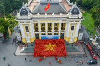 600 phụ nữ thủ đô đồng diễn áo dài, xếp khối hình cờ Tổ quốc trước Nhà hát Lớn
