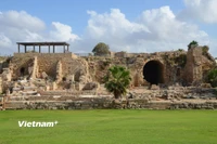 Bức tường thành và pháo đài, tạo nên vẻ ngoài kiên cố, trầm mặc của Cesarea. (Ảnh: Thanh Bình/Vietnam+)