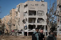 Tòa nhà bị hư hại do trúng tên lửa tại Arad, Israel ngày 22/3/2026. (Ảnh: THX/TTXVN)
