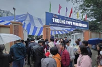 Phụ huynh xếp hàng trước cổng trường Phan Bội Châu. (Nguồn: An ninh thủ đô)