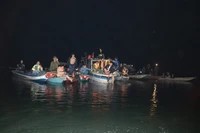 Các lực lượng chức năng nỗ lực tìm kiếm thi thể các nạn nhân mất tích. (Ảnh: Đinh Thùy/TTXVN)