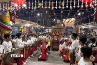 Hàng nghìn người dân và du khách tập trung tại Miếu Bà Thiên Hậu để dâng lễ, cầu an và xin tro đầu năm. (Ảnh: Huyền Trang/TTXVN)