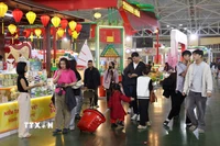 Người dân háo hức mua sắm tại Hội chợ Mùa Xuân lần thứ nhất. (Ảnh: Quốc Khánh/TTXVN)