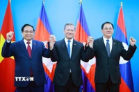 Thủ tướng Phạm Minh Chính và Thủ tướng Vương quốc Campuchia Hun Manet cùng Thủ tướng Lào Sonexay Siphandone tại cuộc gặp Thủ tướng ba nước. (Ảnh: Dương Giang/TTXVN)