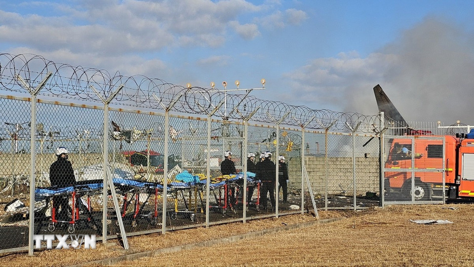 Công tác cứu hộ đang được khẩn trương tiến hành, trong khi nhà chức trách đã mở ngay một cuộc điều tra về nguyên nhân tai nạn. (Ảnh: THX/TTXVN)