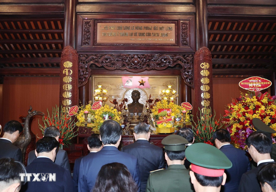 Tổng Bí thư Tô Lâm và đoàn công tác Trung ương dâng hương Tổng Bí thư Lê Hồng Phong. (Ảnh: Thống Nhất/TTXVN)