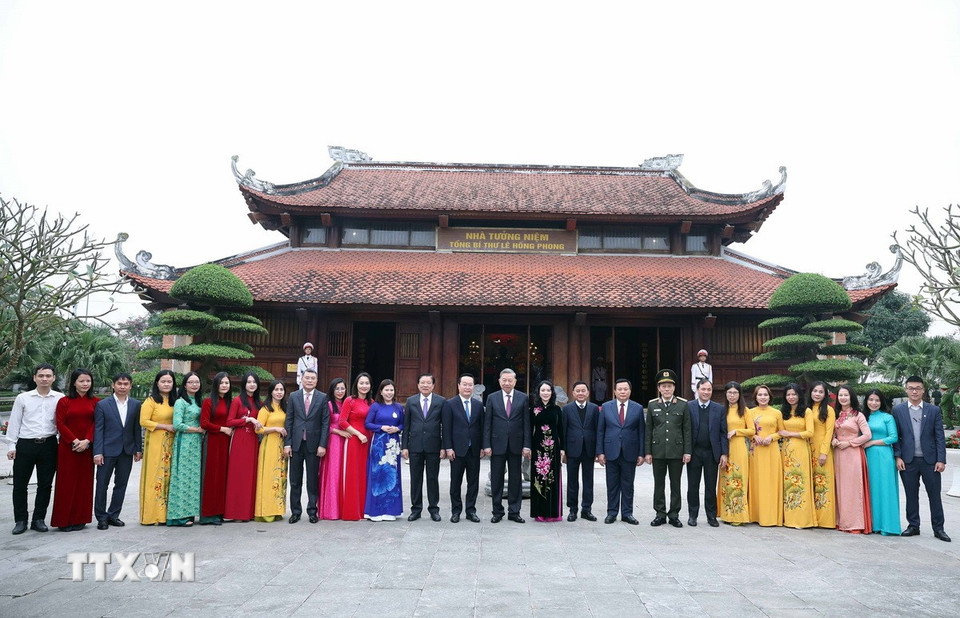 Tổng Bí thư Tô Lâm và đoàn công tác Trung ương tại Khu lưu niệm Tổng Bí thư Lê Hồng Phong. (Ảnh: Thống Nhất/TTXVN)