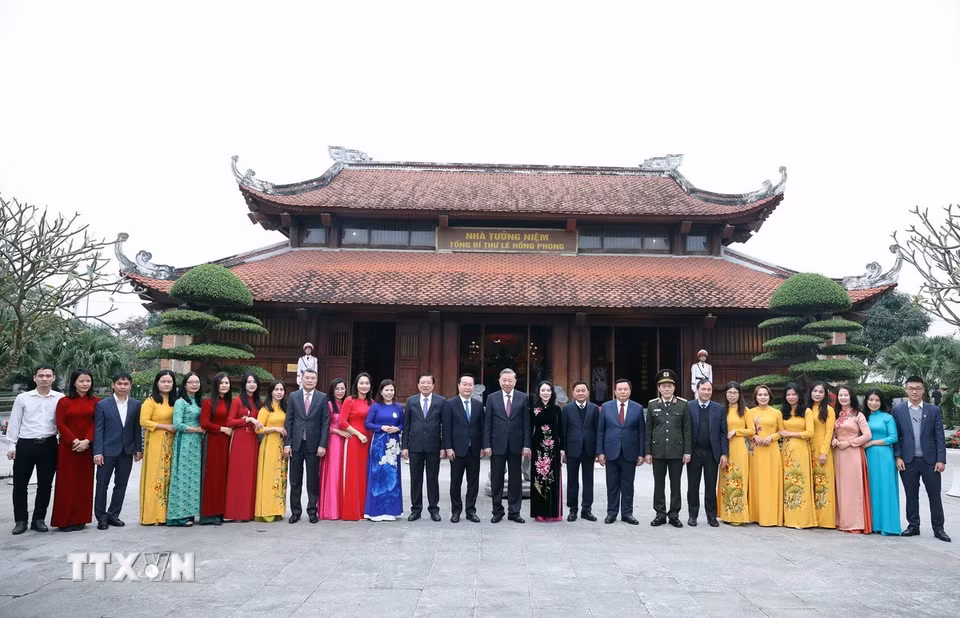 Tổng Bí thư Tô Lâm và đoàn công tác Trung ương tại Khu lưu niệm Tổng Bí thư Lê Hồng Phong. (Ảnh: Thống Nhất/TTXVN)