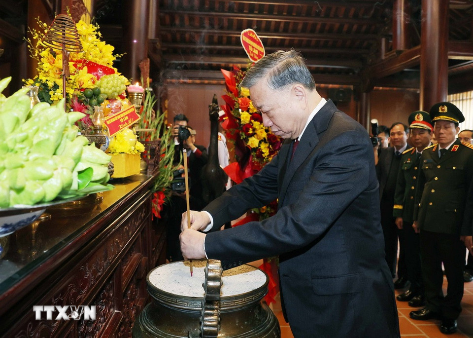Tổng Bí thư Tô Lâm dâng hương Tổng Bí thư Lê Hồng Phong. (Ảnh: Thống Nhất/TTXVN)