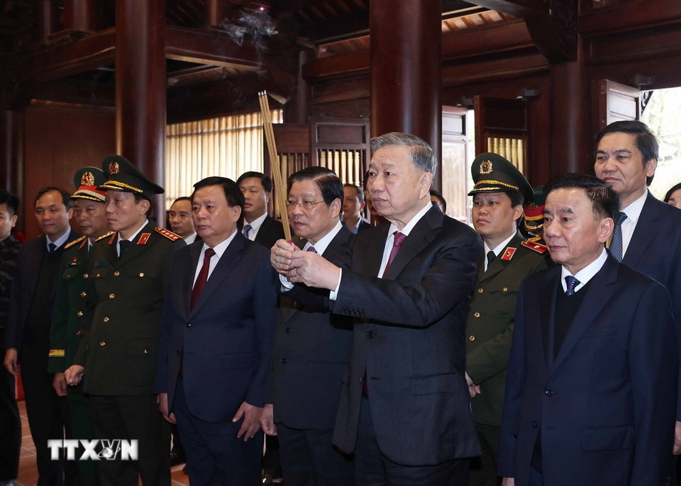 Tổng Bí thư Tô Lâm và đoàn công tác Trung ương đến dâng hoa, dâng hương Tổng Bí thư Lê Hồng Phong. (Ảnh: Thống Nhất/TTXVN)