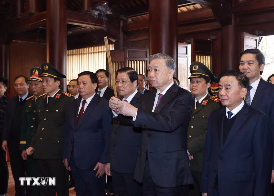 Tổng Bí thư Tô Lâm và đoàn công tác Trung ương đến dâng hoa, dâng hương Tổng Bí thư Lê Hồng Phong. (Ảnh: Thống Nhất/TTXVN)