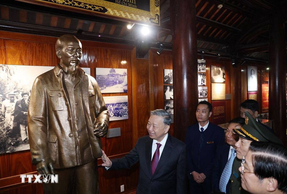 Tổng Bí thư Tô Lâm thăm nhà trưng bày tại Khu di tích Quốc gia đặc biệt Kim Liên thuộc huyện Nam Đàn, tỉnh Nghệ An. (Ảnh: Thống Nhất/TTXVN)