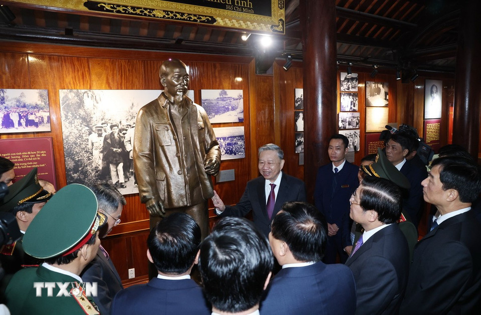 Tổng Bí thư Tô Lâm thăm nhà trưng bày tại Khu di tích Quốc gia đặc biệt Kim Liên thuộc huyện Nam Đàn, tỉnh Nghệ An. (Ảnh: Thống Nhất/TTXVN)