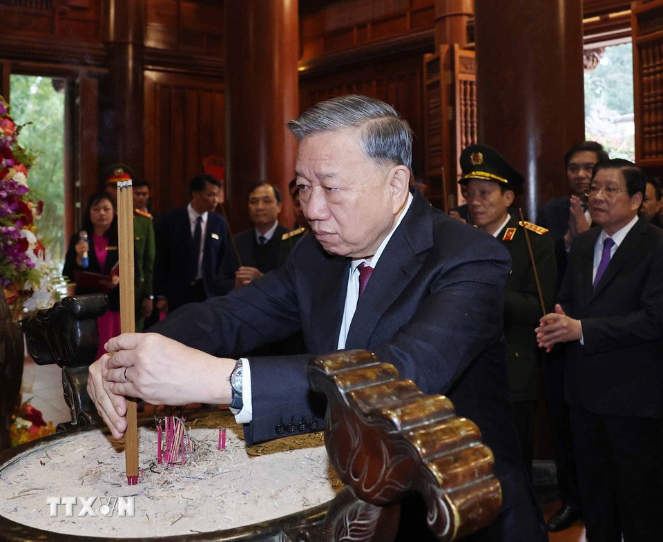 Tổng Bí thư Tô Lâm dâng hương tưởng niệm Chủ tịch Hồ Chí Minh tại Khu di tích Quốc gia đặc biệt Kim Liên. (Ảnh: Thống Nhất/TTXVN)