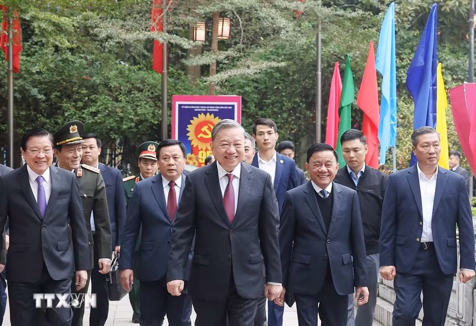 Tổng Bí thư Tô Lâm và đoàn công tác Trung ương thăm Khu di tích Quốc gia đặc biệt Kim Liên. (Ảnh: Thống Nhất/TTXVN)