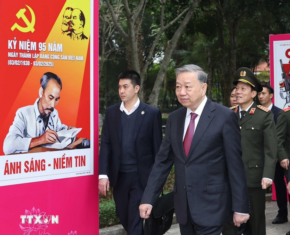 Tổng Bí thư Tô Lâm và đoàn công tác Trung ương đến dâng hoa, dâng hương tưởng niệm Chủ tịch Hồ Chí Minh tại Khu di tích Quốc gia đặc biệt Kim Liên. (Ảnh: Thống Nhất/TTXVN)