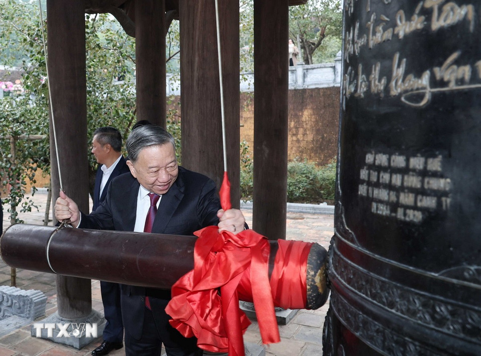 Tổng Bí thư Tô Lâm thỉnh chuông tại Đền Chung Sơn - Đền thờ gia tiên Bác Hồ ở Nghệ An. (Ảnh: Thống Nhất/TTXVN)
