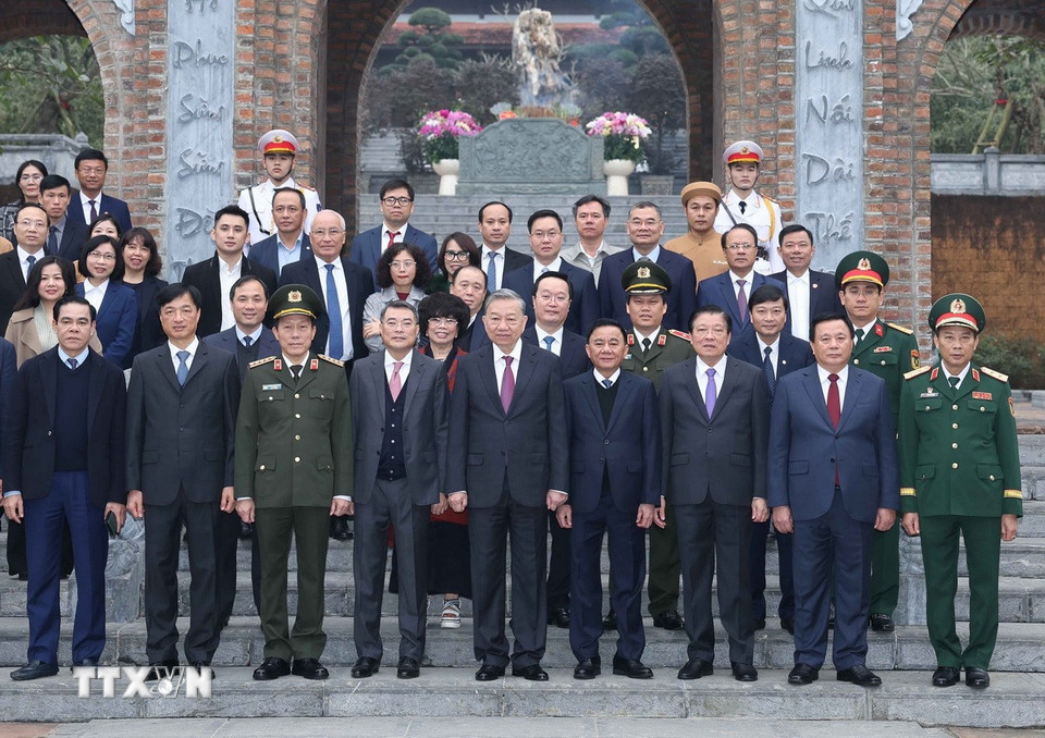 Tổng Bí thư Tô Lâm và đoàn công tác Trung ương tại Đền Chung Sơn - Đền thờ gia tiên Bác Hồ. (Ảnh: Thống Nhất/TTXVN)