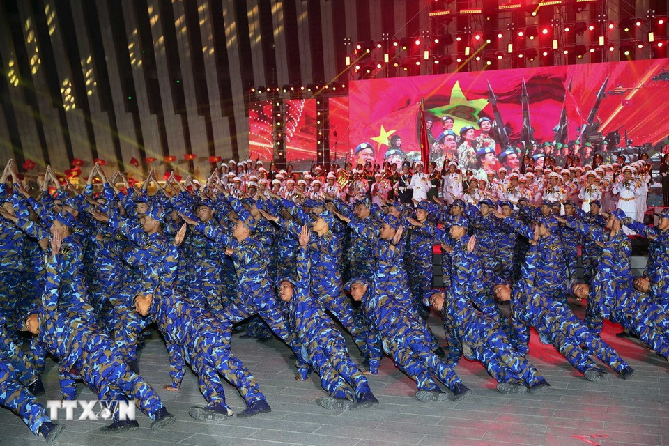 Các nghệ sỹ quân đội tham gia chương trình nghệ thuật chính luận. (Ảnh: Trọng Đức/TTXVN)