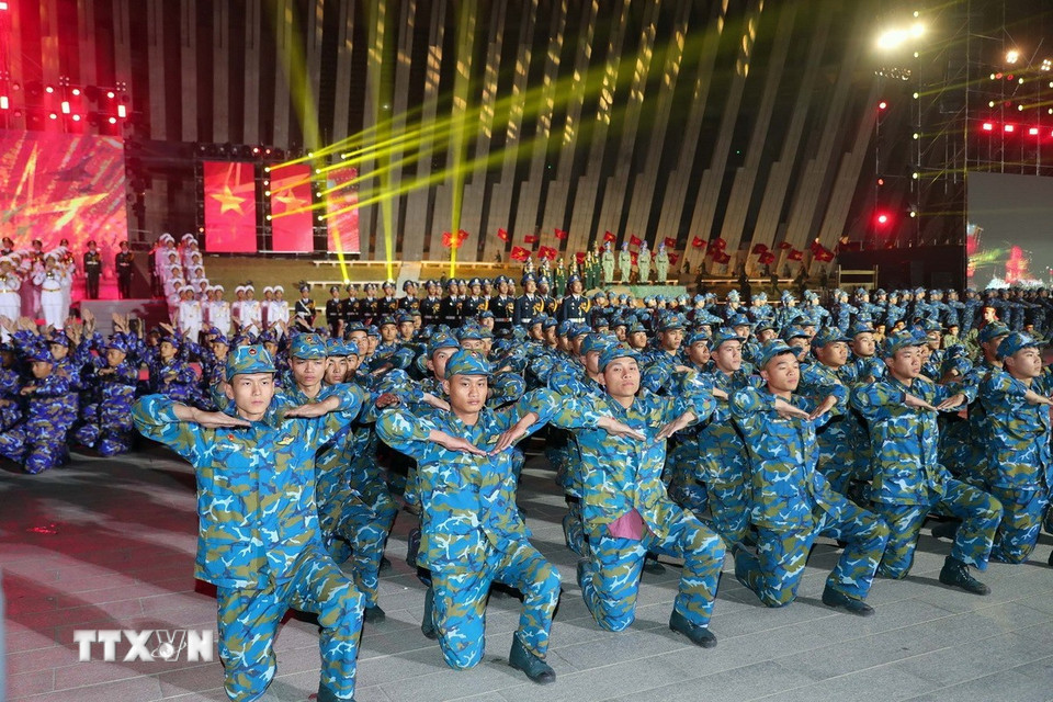 Các nghệ sỹ quân đội tham gia chương trình nghệ thuật chính luận. (Ảnh: Trọng Đức/TTXVN)