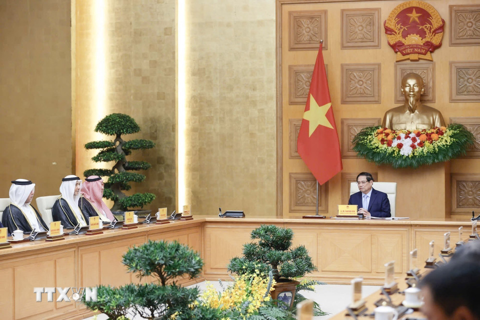 Thủ tướng Phạm Minh Chính tiếp Đại sứ UAE, Qatar và Saudi Arabia tại Việt Nam. (Ảnh: Dương Giang/TTXVN)