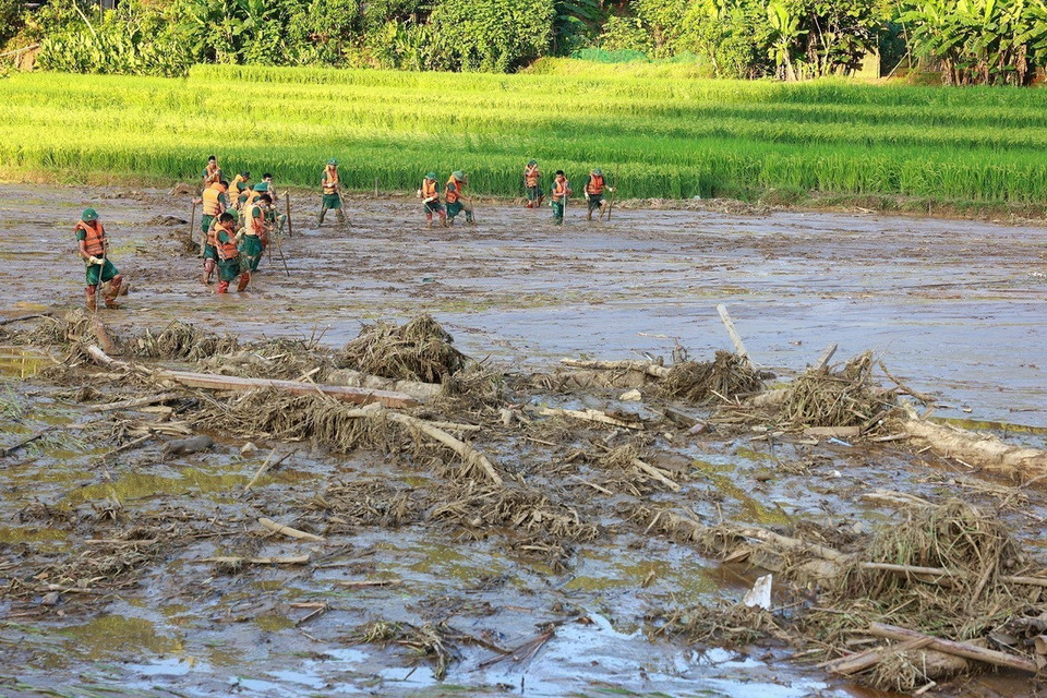 Lực lượng quân đội triển khai tìm kiếm các nạn nhân mất tích do sạt lở đất tại thôn Làng Nủ, xã Phúc Khánh, huyện Bảo Yên (Lào Cai). (Ảnh: Dương Giang/TTXVN)