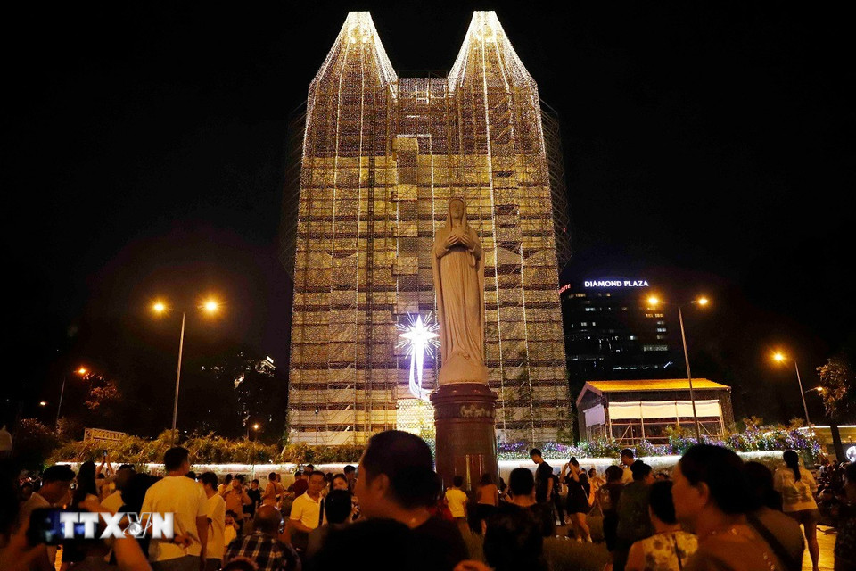 Nhà thờ Đức Bà Sài Gòn là địa điểm được người dân Thành phố ưa thích trong đêm Giáng sinh. (Ảnh: Xuân Khu/TTXVN)