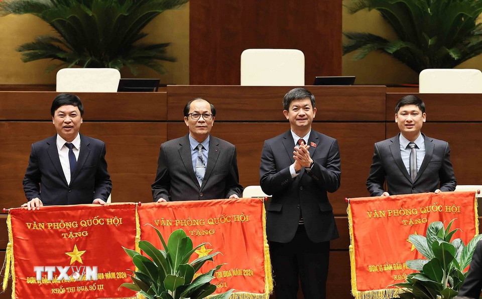 Tổng Thư ký Quốc hội, Chủ nhiệm Văn phòng Quốc hội Lê Quang Tùng trao cờ thi đua cho các tập thể dẫn đầu trong phòng trào thi đua. (Ảnh: An Đăng/TTXVN)