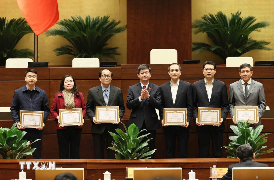 Tổng Thư ký Quốc hội, Chủ nhiệm Văn phòng Quốc hội Lê Quang Tùng trao Giấy khen của Đảng bộ cơ quan Văn phòng Quốc hội cho các tổ chức Đảng. (Ảnh: An Đăng/TTXVN)