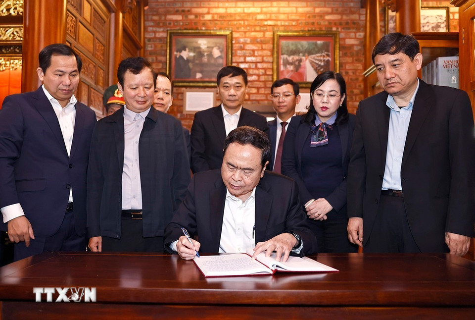 Chủ tịch Quốc hội Trần Thanh Mẫn viết sổ lưu niệm. (Ảnh: Doãn Tấn/TTXVN)