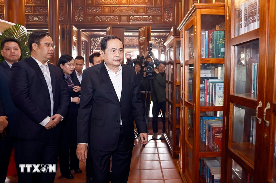 Chủ tịch Quốc hội Trần Thanh Mẫn thăm khu lưu niệm.(Ảnh: Doãn Tấn/TTXVN)