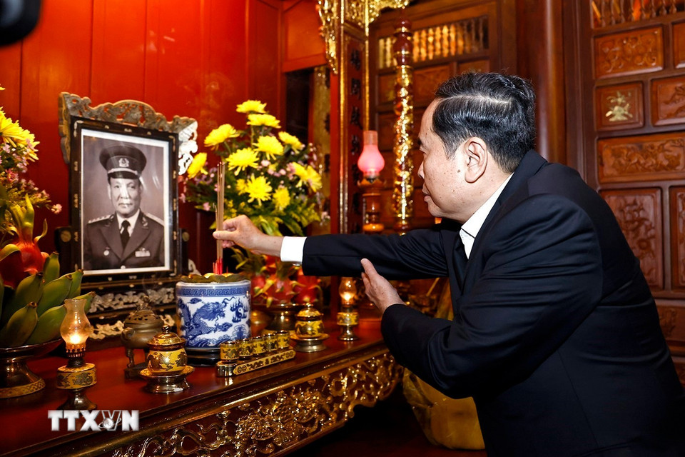 Chủ tịch Quốc hội Trần Thanh Mẫn dâng hương tưởng niệm Đại tướng Lê Đức Anh. (Ảnh: Doãn Tấn/TTXVN)