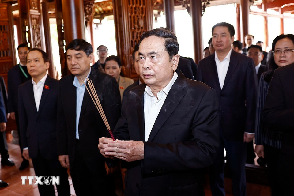 Chủ tịch Quốc hội Trần Thanh Mẫn dâng hương tưởng niệm Đại tướng Lê Đức Anh. (Ảnh: Doãn Tấn/TTXVN)