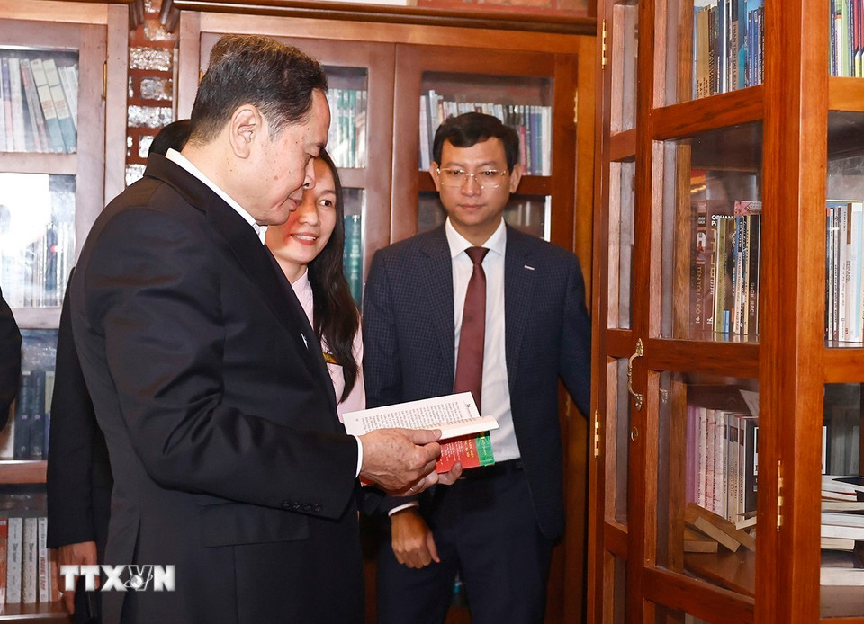 Chủ tịch Quốc hội Trần Thanh Mẫn thăm gian trưng bày sách của khu lưu niệm. (Ảnh: Doãn Tấn/TTXVN)