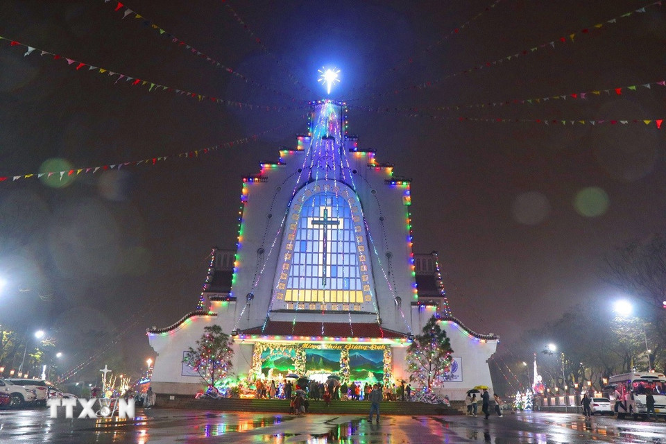 Nhà thờ Dòng Chúa Cứu Thế, Huế lung linh trong mùa Giáng sinh. (Ảnh: Tường Vi/TTXVN)