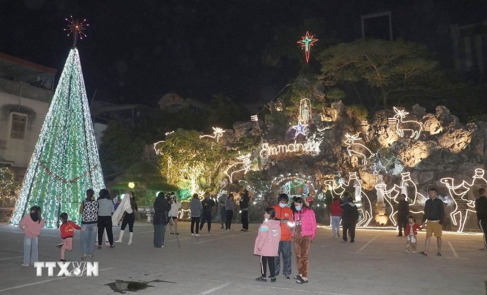 Nhà thờ Giáo xứ Ninh Bình, thành phố Ninh Bình trang trí nguy nga, lộng lẫy với hệ thống đèn rực rỡ, thu hút đông người dân vui chơi trong đêm giáng sinh. (Ảnh: Thùy Dung/TTXVN)