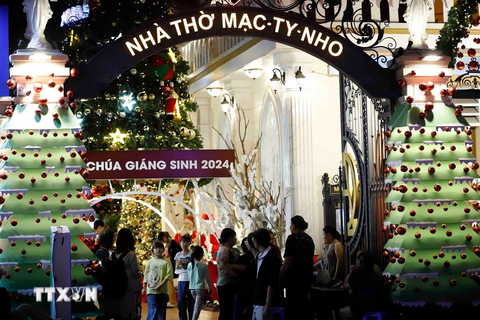 Nhà thờ Mạc-Ty-Nho, Thành phố Hồ Chí Minh được trang trí với màu xanh chủ đạo với thông điệp bảo vệ môi trường. (Ảnh: Xuân Khu/TTXVN)