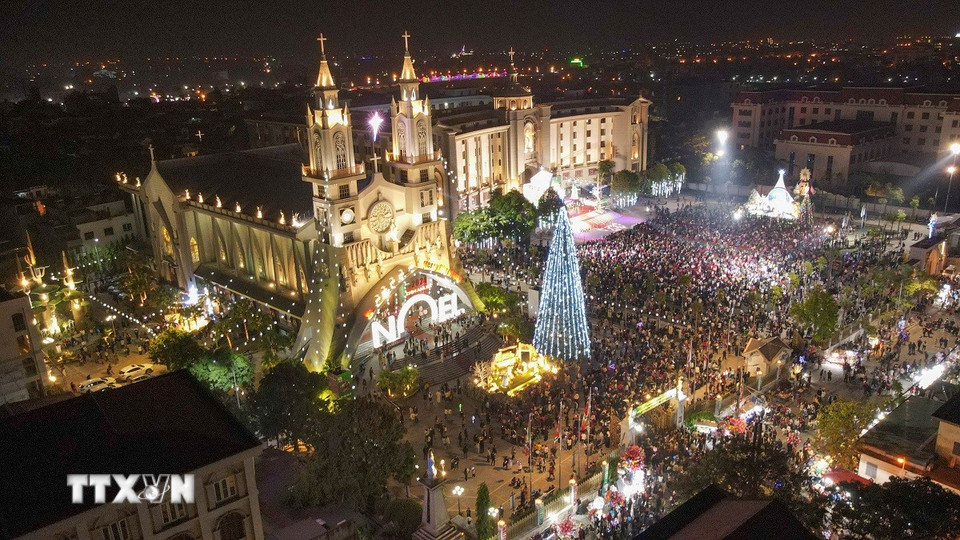 Không khí Giáng sinh ở Nhà thờ Chính Tòa thành phố Thái Bình. (Ảnh: Vũ Quang/TTXVN)