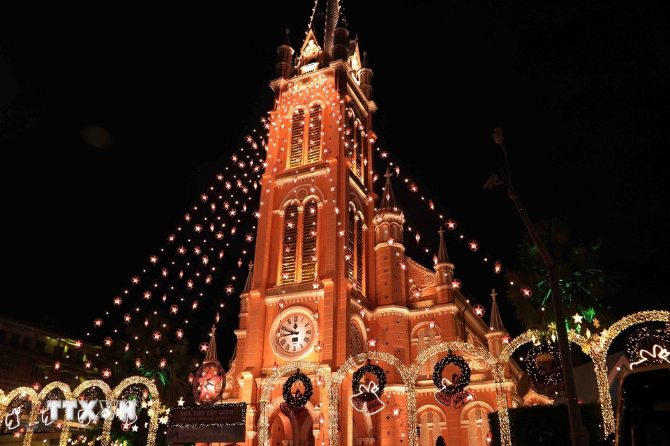 Nhà thờ Tân Định, Thành phố Hồ Chí Minh được trang trí với ánh đèn lung linh chào đón Giáng sinh. (Ảnh: Xuân Khu/TTXVN)