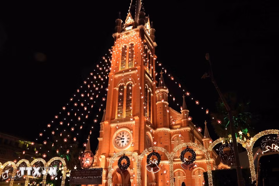 Nhà thờ Tân Định, Thành phố Hồ Chí Minh được trang trí với ánh đèn lung linh chào đón Giáng sinh. (Ảnh: Xuân Khu/TTXVN)