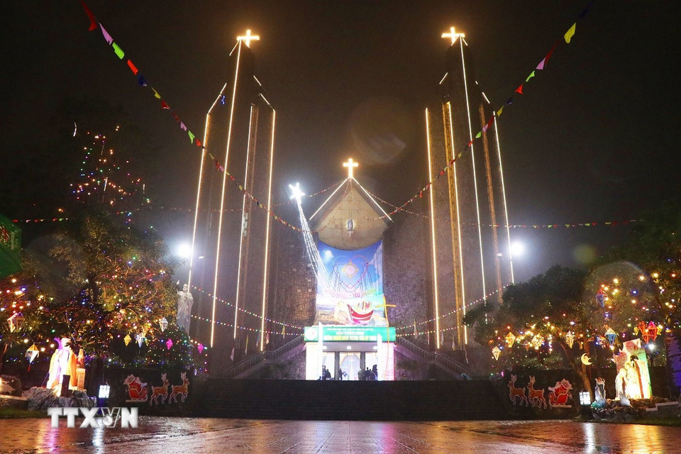 Nhà thờ Chính tòa Phủ Cam - nhà thờ cổ kính bậc nhất xứ Huế khoác lên mình diện mạo mới với những ánh đèn lấp lánh, cây thông Noel rực rỡ và các hoạt cảnh, hang đá… (Ảnh: Tường Vi/TTXVN)