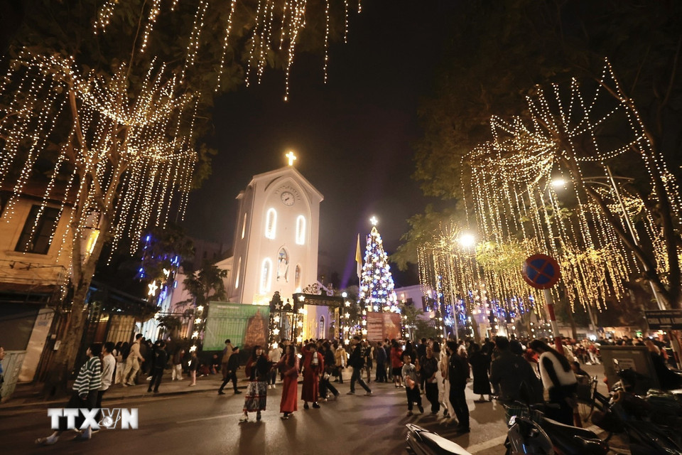 Nhà thờ Hàm Long, Hà Nôi trang trí rực rỡ, thu hút rất đông người dân đón Giáng Sinh. (Ảnh: Minh Quyết/TTXVN)